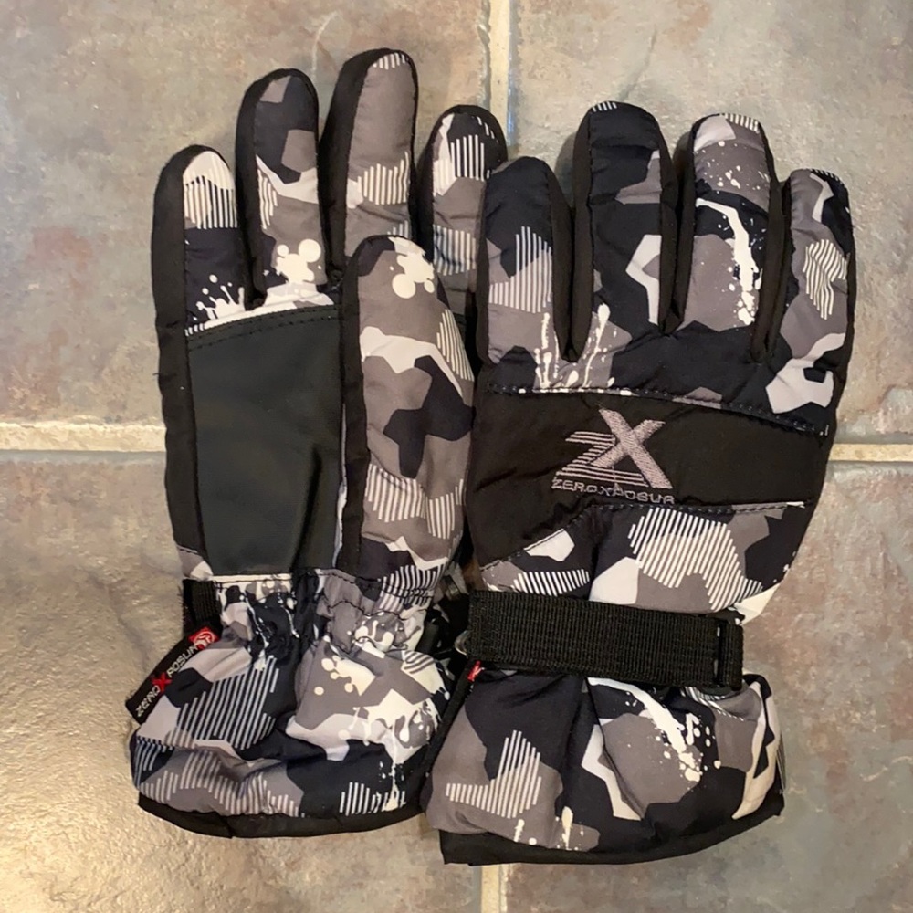 A pair of camo zero xposur gloves